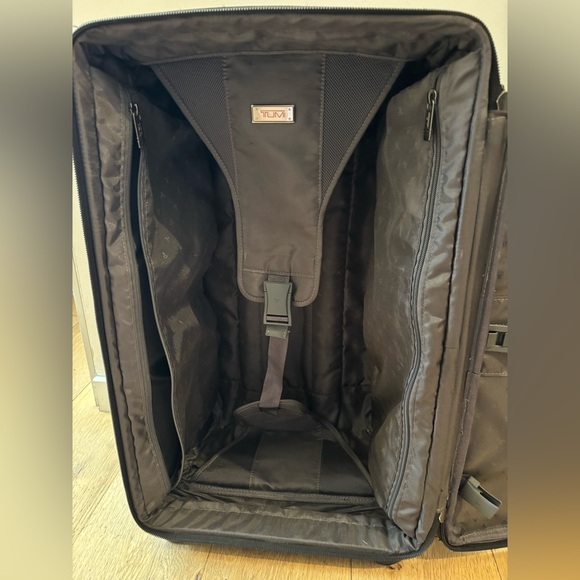 Tumi - 2 Wheel Expandable 22 inch - Picture 8 of 12
